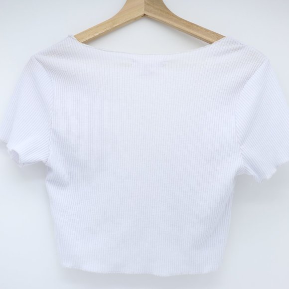 White cropped,button top - Picture 2 of 4